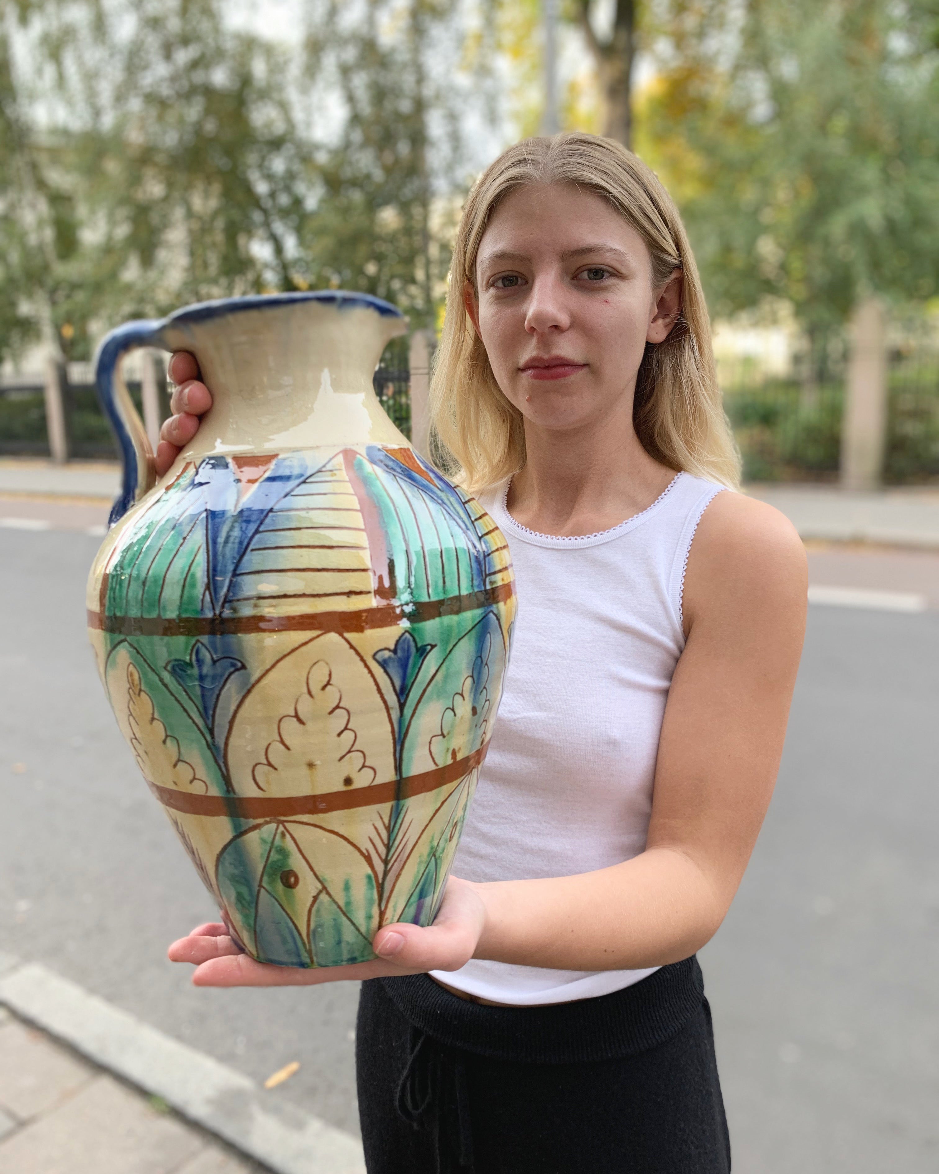 Kvinne holder antikk vase fra gjenbruksbutikken Fretex i universitetsgata i Oslo