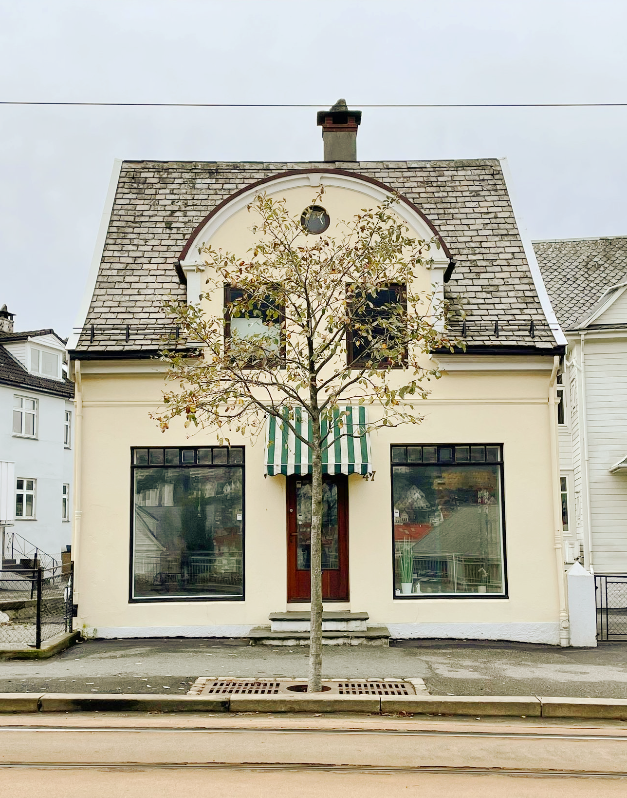 I et nydelig gult hus langs med bybanelinjen, midt mellom Kronstad og Brann stadion, ligger Albatrossen Kaffe