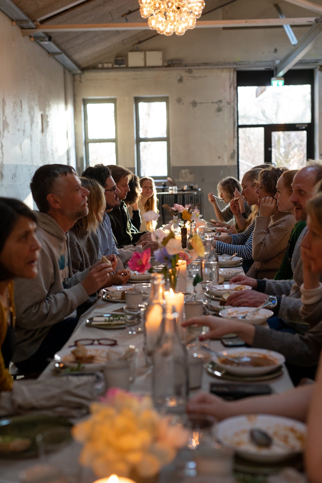 Gjester rundt et avlangt bord  hos Community Brunch Lysløypa