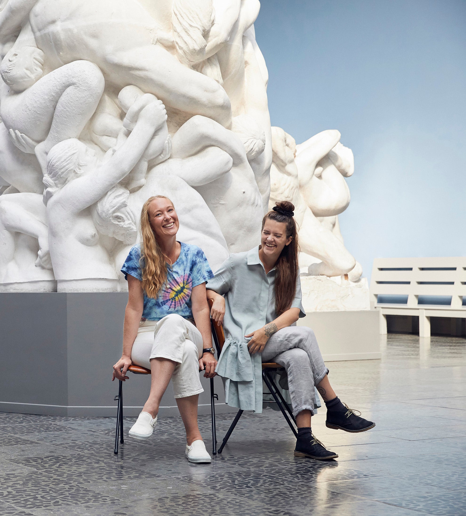 Hanna Von Bergen og Christina fra Lysløypa sitter sammen foran et monument