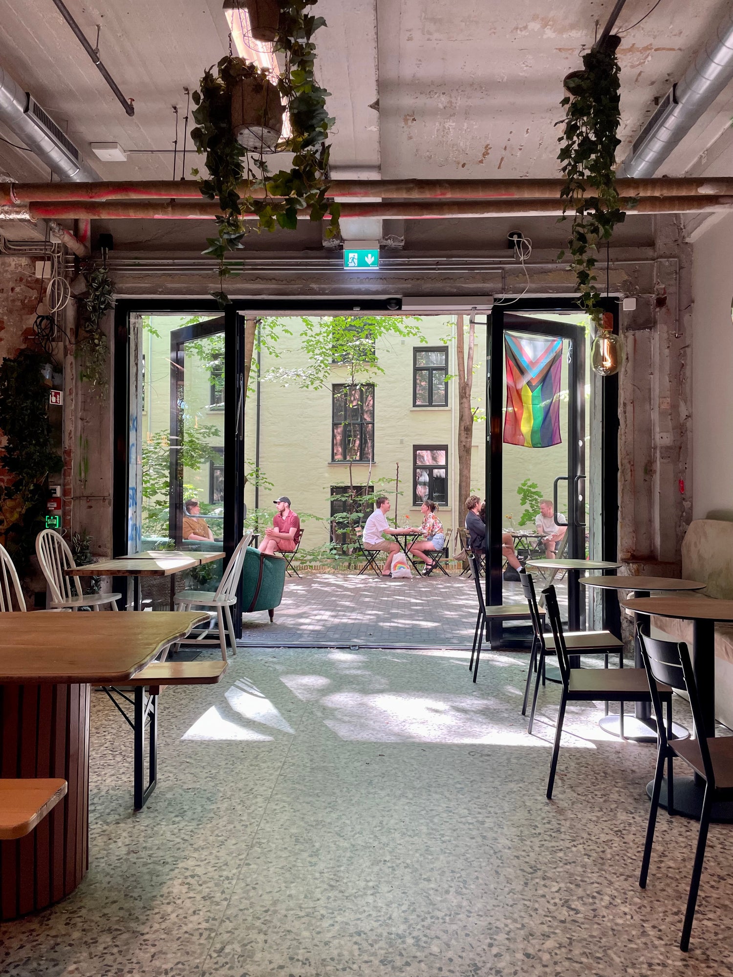 I kafeen til Handbakt i Oslo med utsikt til deres bakgård med uteservering