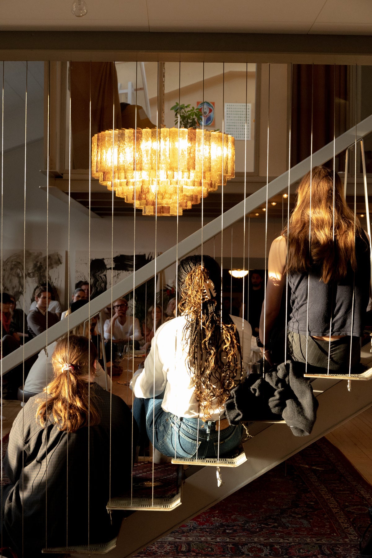 Gjester sitter i trappen i kulturlokalet til Hos Arne i Oslo