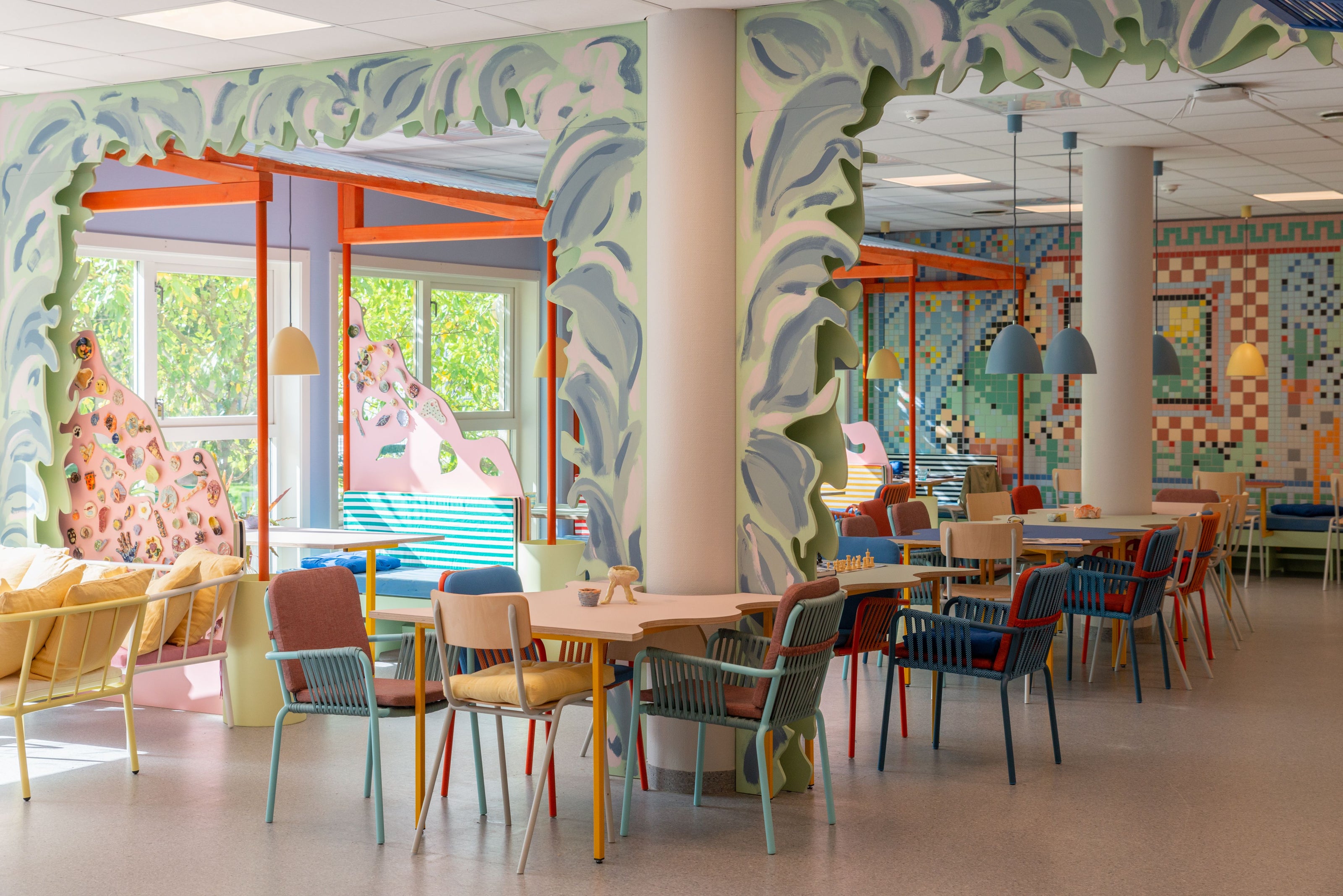 Kafe mat og prat i Bergen  med nydelig interiør og permanent kunstinstallasjon