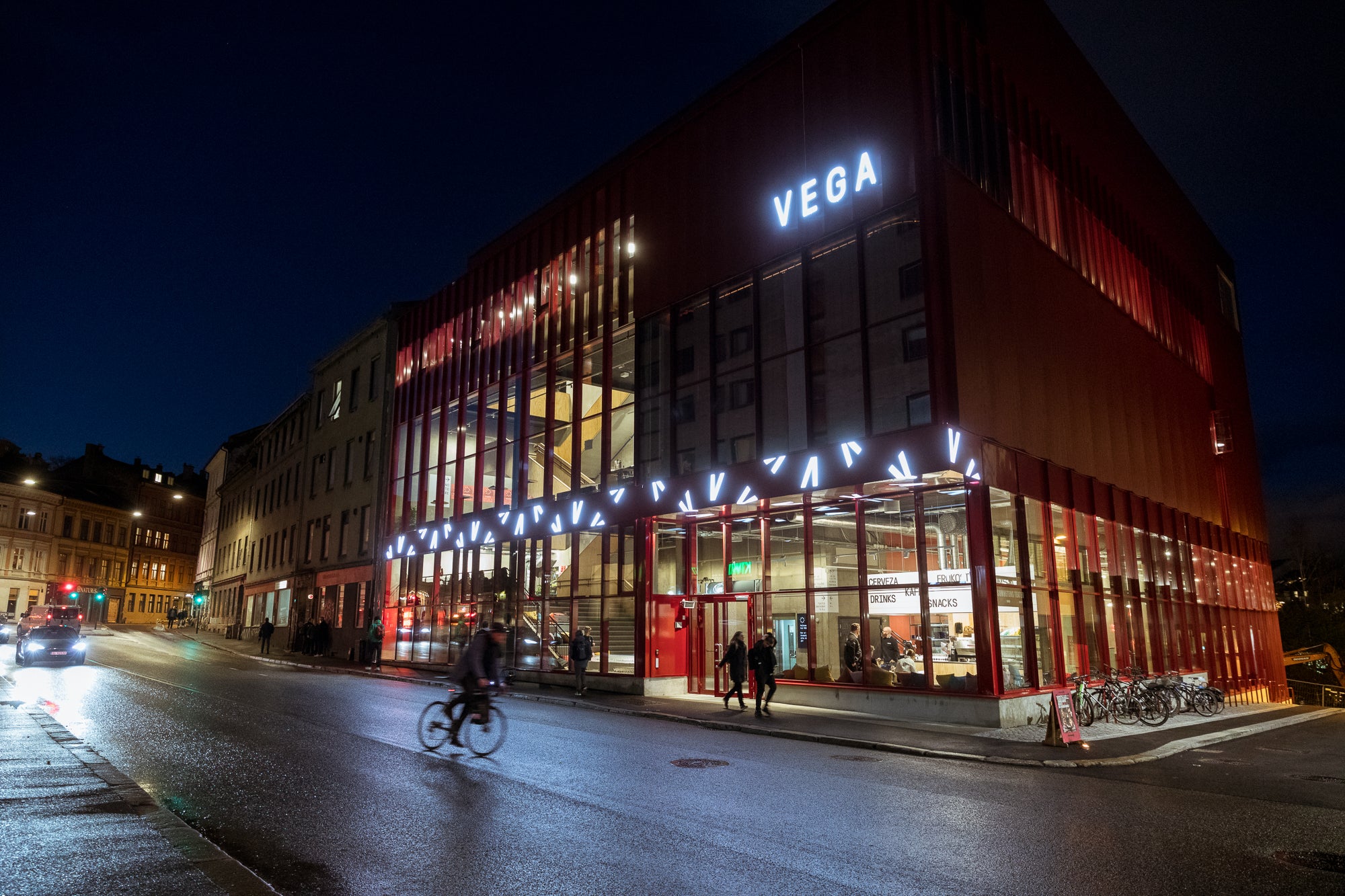 Rødt metallbygg med inngang til Vega Scene, en kino, teater og salong i Oslo